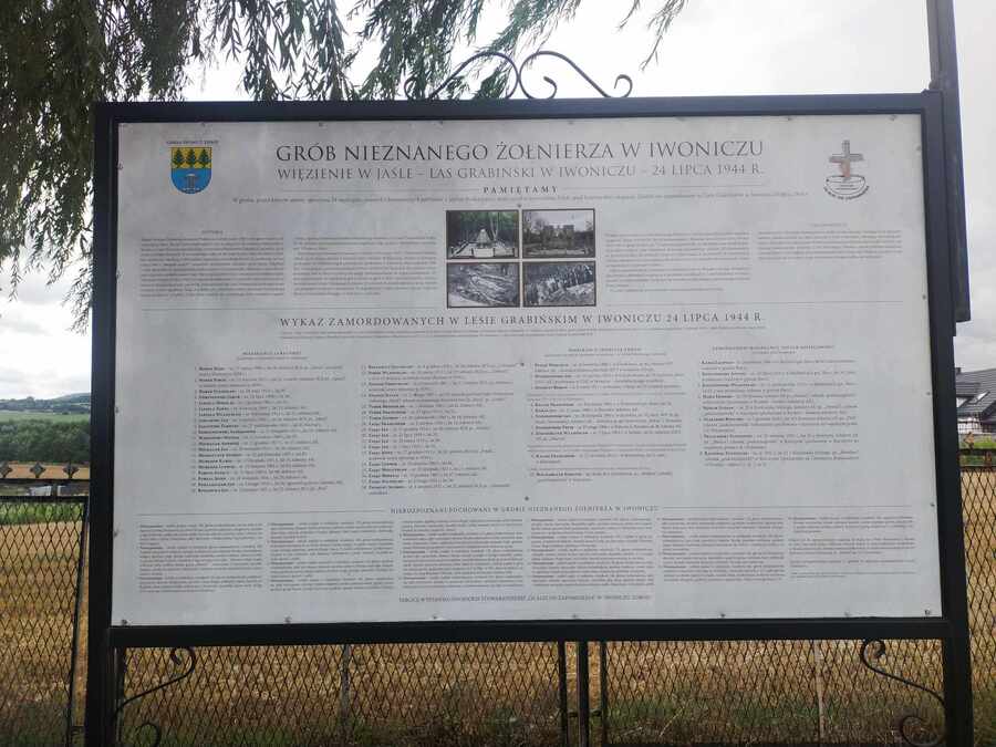 Tablica informująca o Grobie Nieznanego Żołnierza w Iwoniczu - Zdroju. Fot. Grzegorz Leszczyński (IPN)