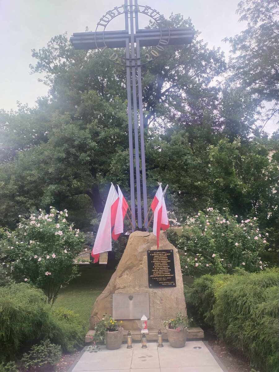 Grób Nieznanego Żołnierza w Iwoniczu - Zdroju. Fot. Grzegorz Leszczyński (IPN)