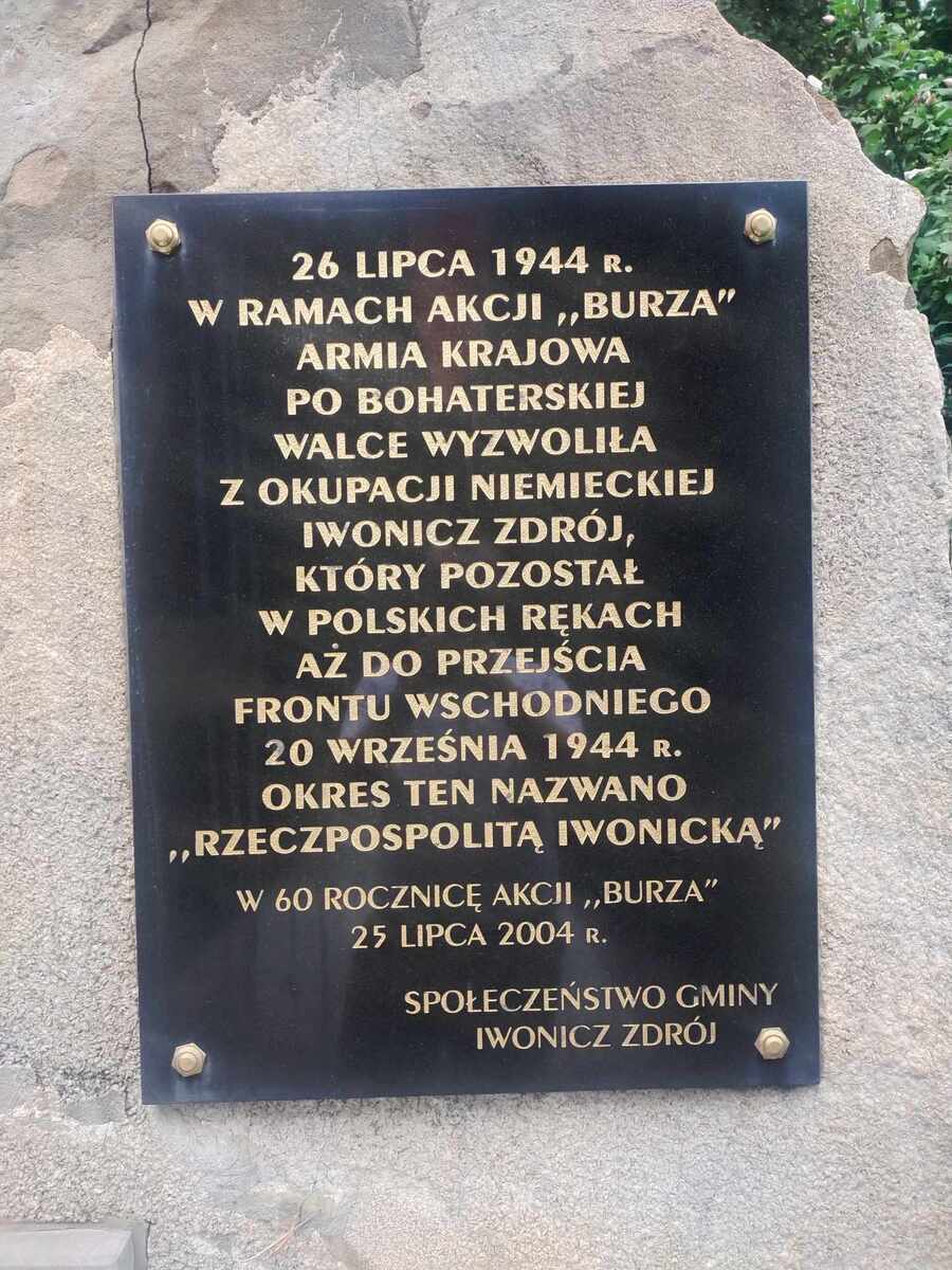 Grób Nieznanego Żołnierza w Iwoniczu - Zdroju. Fot. Grzegorz Leszczyński (IPN)