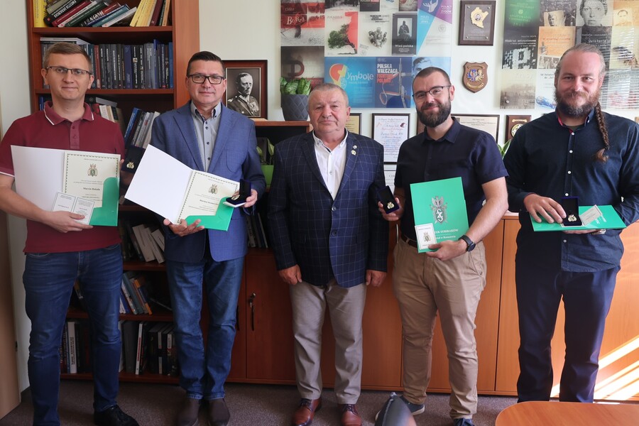 DR Marcin Bukała, dr hab. Dariusz Iwaneczko, Józef Sieńko, Grzegorz Leszczyński i Hubert Bury odznaczeni Odznaką Związku Sybiraków – Rzeszów, 31 lipca 2024. Fot. Katarzyna Gajda-Bator (IPN)