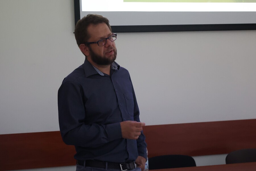 Dr Mirosław Surdej – prelekcja „Kubuś” – legendarny samochód pancerny z Powstania Warszawskiego dla seniorów – Rzeszów, 1 sierpnia 2024. Fot. Katarzyna Gajda-Bator (IPN)