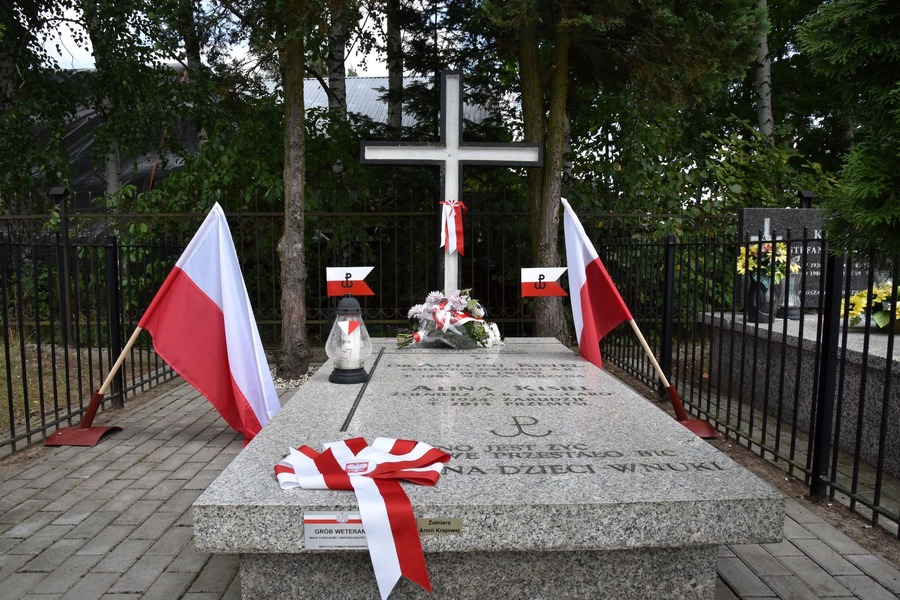 Oznaczenie grobu Aliny i Antoniego Kisielów jako grób weteranów walk o wolność i niepodległość Polski – Ruda Łańcucka, 10 lipca 2024. Fot. Miasto i Gmina Nowa Sarzyna