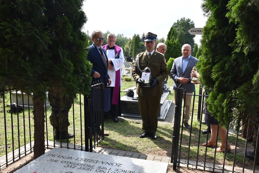 Oznaczenie grobu Aliny i Antoniego Kisielów jako grób weteranów walk o wolność i niepodległość Polski – Ruda Łańcucka, 10 lipca 2024. Fot. Miasto i Gmina Nowa Sarzyna