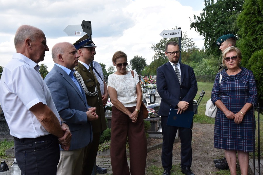 Oznaczenie grobu Aliny i Antoniego Kisielów jako grób weteranów walk o wolność i niepodległość Polski – Ruda Łańcucka, 10 lipca 2024. Fot. Miasto i Gmina Nowa Sarzyna