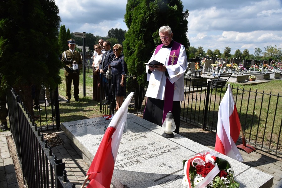 Oznaczenie grobu Aliny i Antoniego Kisielów jako grób weteranów walk o wolność i niepodległość Polski – Ruda Łańcucka, 10 lipca 2024. Fot. Miasto i Gmina Nowa Sarzyna