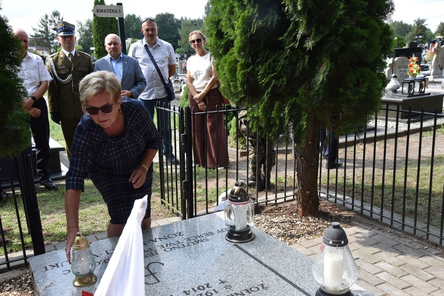 Oznaczenie grobu Aliny i Antoniego Kisielów jako grób weteranów walk o wolność i niepodległość Polski – Ruda Łańcucka, 10 lipca 2024. Fot. Miasto i Gmina Nowa Sarzyna