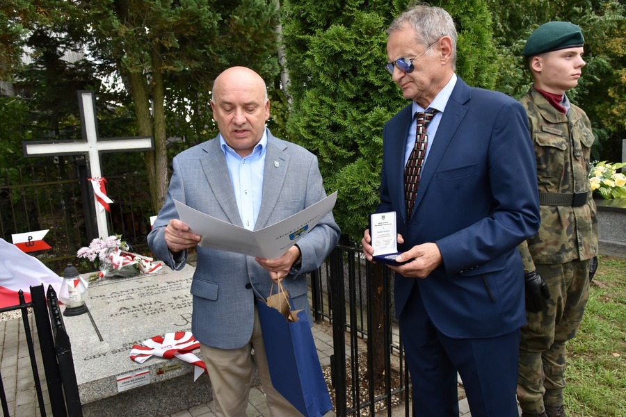 Oznaczenie grobu Aliny i Antoniego Kisielów jako grób weteranów walk o wolność i niepodległość Polski – Ruda Łańcucka, 10 lipca 2024. Fot. Miasto i Gmina Nowa Sarzyna