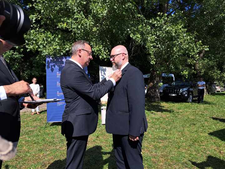 Wręczenie medalu Reipublicae Mamoriae Meritum dla Artura Żaka przez dr hab. Karola Nawrockiego - zastępcę prezesa IPN – Zadworze, 17 sierpnia 2024. Fot. Jacek Magdoń (IPN)