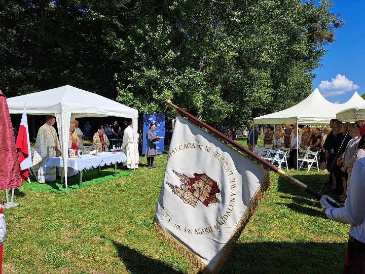 Msza święta polowa podczas obchodów 104. rocznicy bitwy pod Zadwórzem. Fot. Jacek Magdoń (IPN)