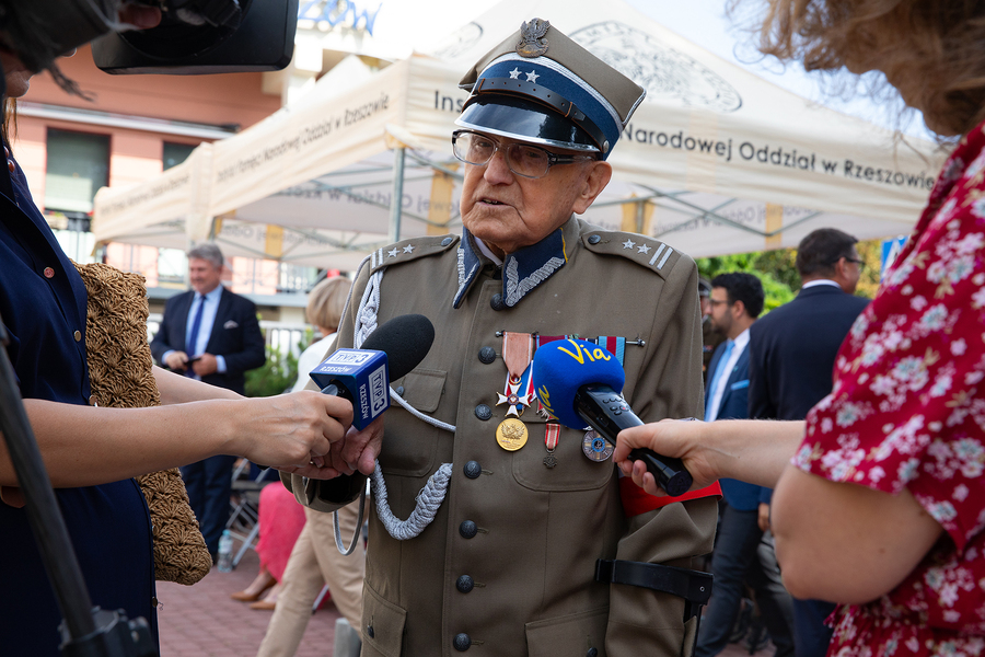 Ppłk. Stefan Michalczak podczas obchodów 85. rocznicy obrony Rzeszowa i odsłonięciu gabloty z ziemię z pól bitewnych 24. Pułku Ułanów im. Hetmana Wielkiego Koronnego Stanisława Żółkiewskiego – Rzeszów, 9 września 2024. Fot. Igor Witowicz (IPN)