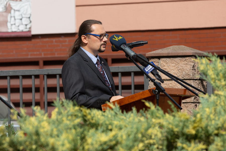 Dr Dominik Szulc na obchodach 85. rocznicy obrony Rzeszowa i odsłonięciu gabloty z ziemię z pól bitewnych 24. Pułku Ułanów im. Hetmana Wielkiego Koronnego Stanisława Żółkiewskiego – Rzeszów, 9 września 2024. Fot. Igor Witowicz (IPN)