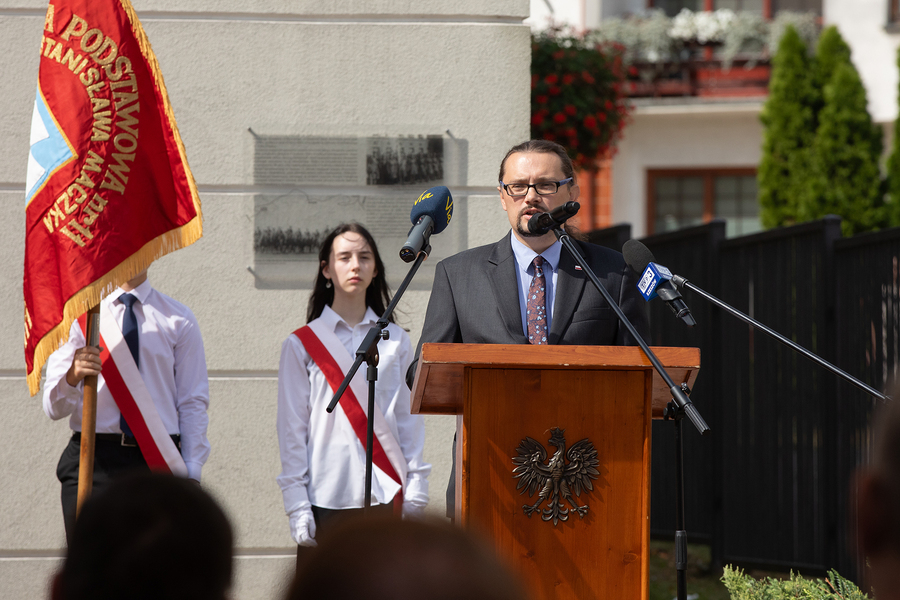 Dr Dominik Szulc na obchodach 85. rocznicy obrony Rzeszowa i odsłonięciu gabloty z ziemię z pól bitewnych 24. Pułku Ułanów im. Hetmana Wielkiego Koronnego Stanisława Żółkiewskiego – Rzeszów, 9 września 2024. Fot. Igor Witowicz (IPN)