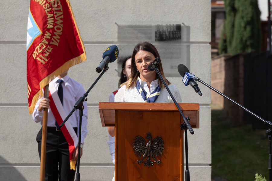 Wioleta Welman na obchodach 85. rocznicy obrony Rzeszowa i odsłonięciu gabloty z ziemię z pól bitewnych 24. Pułku Ułanów im. Hetmana Wielkiego Koronnego Stanisława Żółkiewskiego – Rzeszów, 9 września 2024. Fot. Igor Witowicz (IPN)