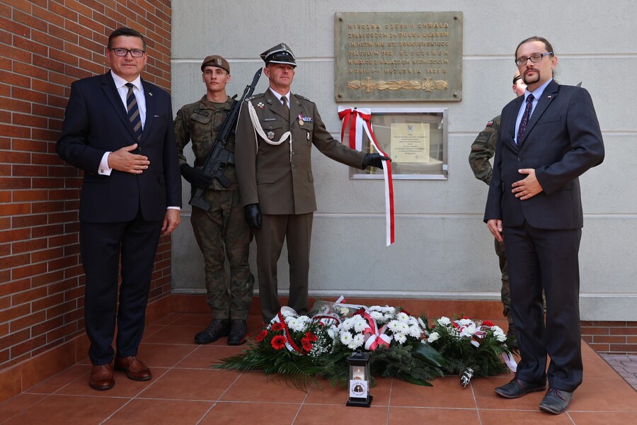Dr hab. Dariusz Iwaneczko, dr Damian Szulc i ppłk. Dariusz Brzeżawski odsłonięcie gabloty z ziemię z pól bitewnych 24. Pułku Ułanów – Rzeszów, 9 września 2024. Fot. Katarzyna Gajda-Bator  (IPN)