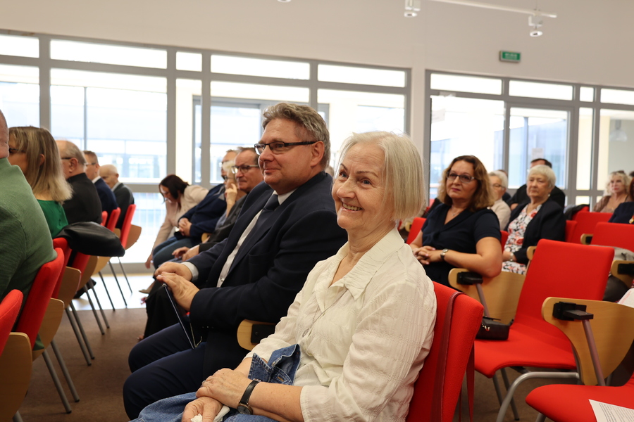 Ewa Kuberna i dr hab. Mariusz Krzysztofiński podczas sesji  „Ksiądz Jerzy Popiełuszko i pamięć o nim w Stalowej Woli” – Stalowa Wola, 19 września 2024. Fot. Katarzyna Gajda-Bator (IPN)