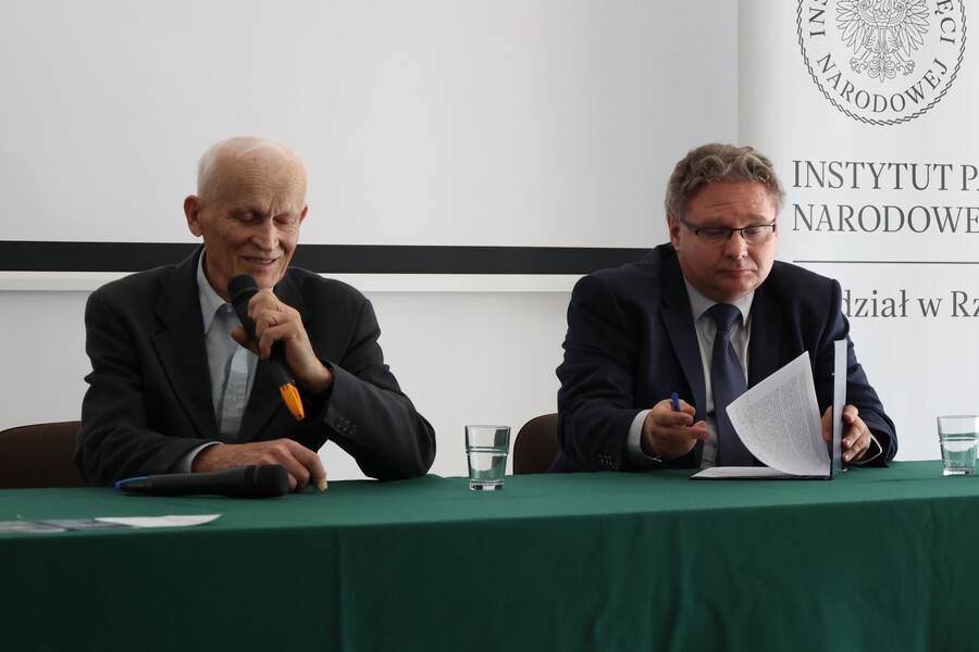 Dr hab. Mariusz Krzysztofiński i Stanisław Popek podczas sesji  „Ksiądz Jerzy Popiełuszko i pamięć o nim w Stalowej Woli” – Stalowa Wola, 19 września 2024. Fot. Katarzyna Gajda-Bator (IPN)