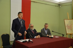 Dr Dariusz Iwaneczko, Wit Karol Wojtowicz i prof. dr hab. Janusz Cisek podczas inauguracji „Akademii Niepodległości”.