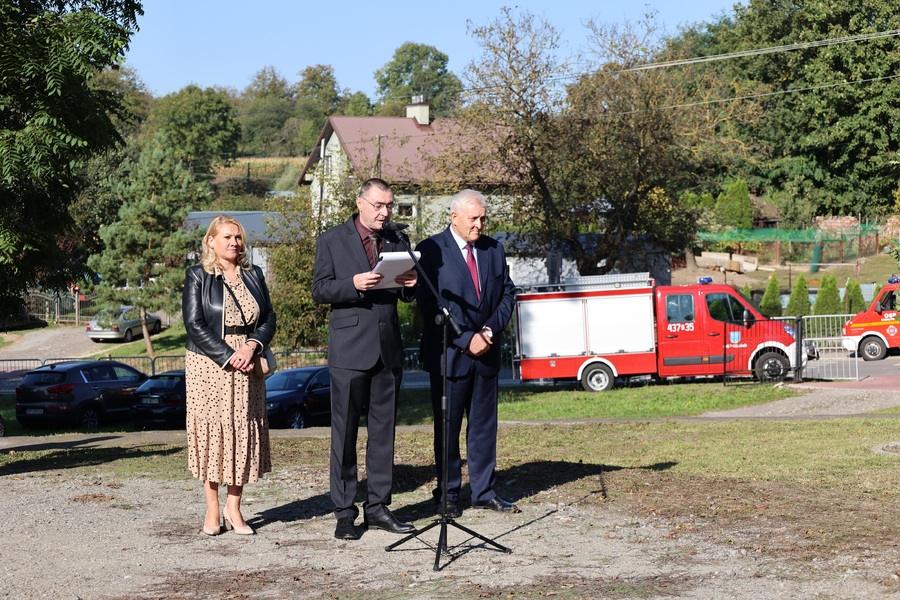 Odsłonięcie tablicy upamiętniającej Ofiary Zbrodni Katyńskiej Kidałowice – 20 września 2024. Fot. Grzegorz Leszczyński (IPN)