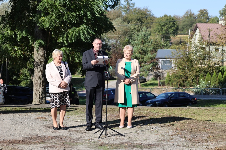 Odsłonięcie tablicy upamiętniającej Ofiary Zbrodni Katyńskiej Kidałowice – 20 września 2024. Fot. Grzegorz Leszczyński (IPN)