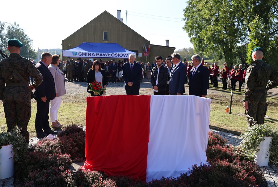 Odsłonięcie tablicy upamiętniającej Ofiary Zbrodni Katyńskiej Kidałowice – 20 września 2024. Fot. Grzegorz Leszczyński (IPN)