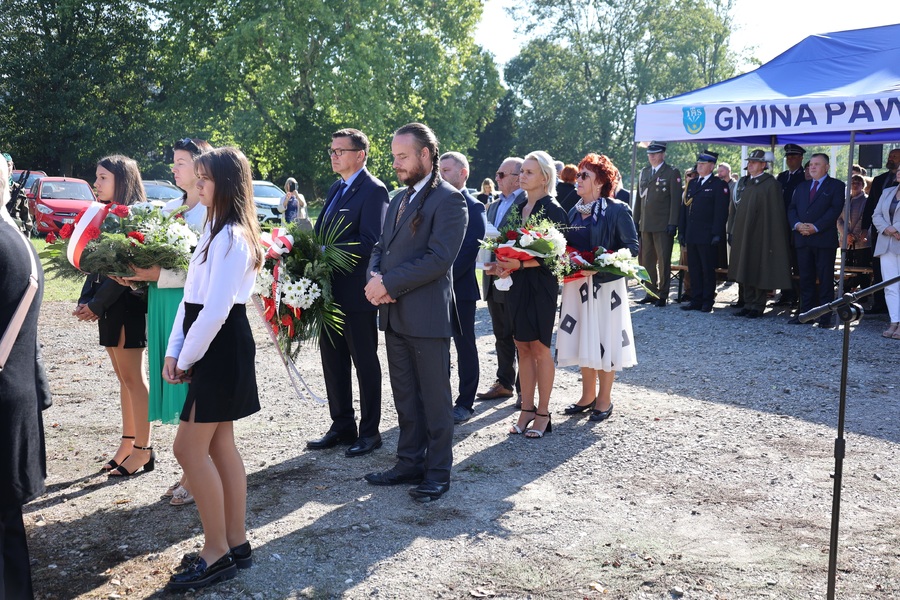 Odsłonięcie tablicy upamiętniającej ofiary pacyfikacji wsi Kidałowice – 20 września 2024. Fot. Grzegorz Leszczyński (IPN)