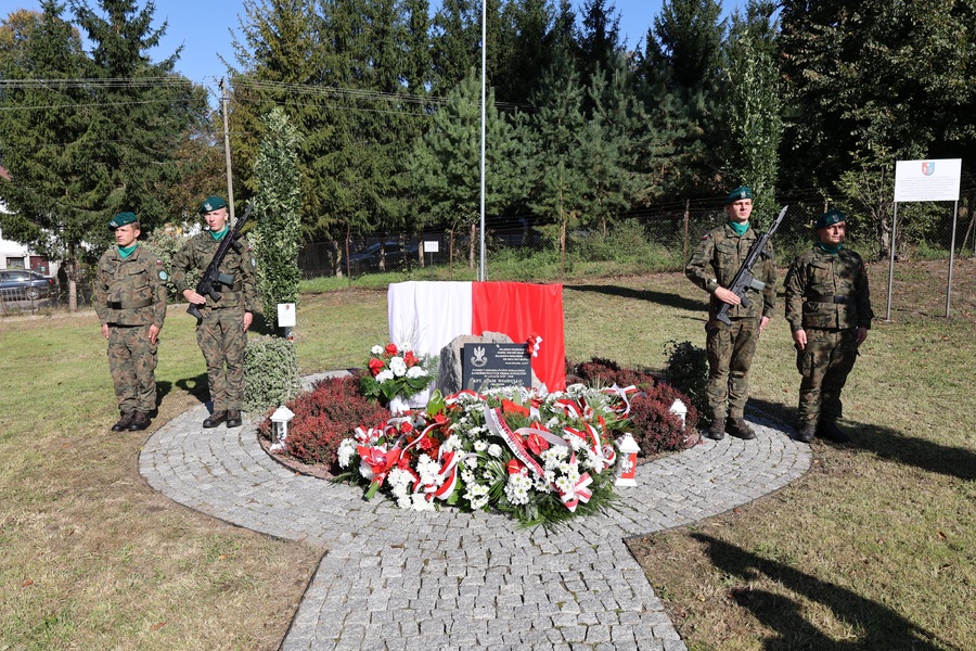Odsłonięcie tablicy upamiętniającej Ofiary Zbrodni Katyńskiej Kidałowice – 20 września 2024. Fot. Grzegorz Leszczyński (IPN)