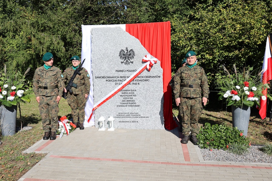 Odsłonięcie tablicy upamiętniającej ofiary pacyfikacji wsi Kidałowice – 20 września 2024. Fot. Grzegorz Leszczyński (IPN)