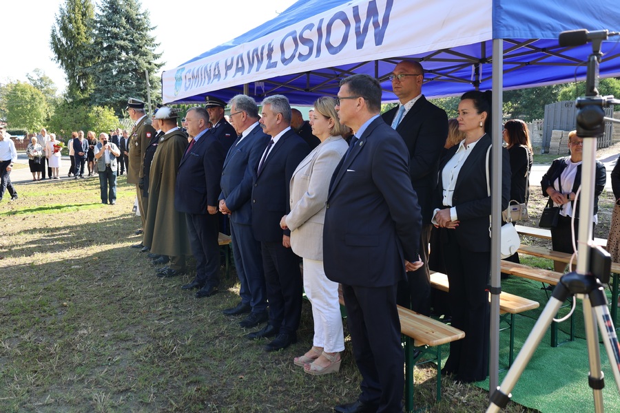 Odsłonięcie tablicy upamiętniającej ofiary pacyfikacji wsi Kidałowice – 20 września 2024. Fot. Grzegorz Leszczyński (IPN)