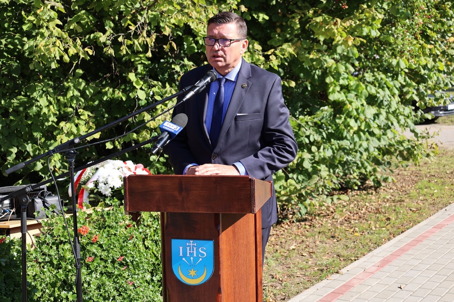 Dr hab. Darius Iwaneczko, dyrektor IPN Rzeszów na odsłonięciu tablicy upamiętniającej ofiary pacyfikacji wsi Kidałowice – 20 września 2024. Fot. Grzegorz Leszczyński (IPN)