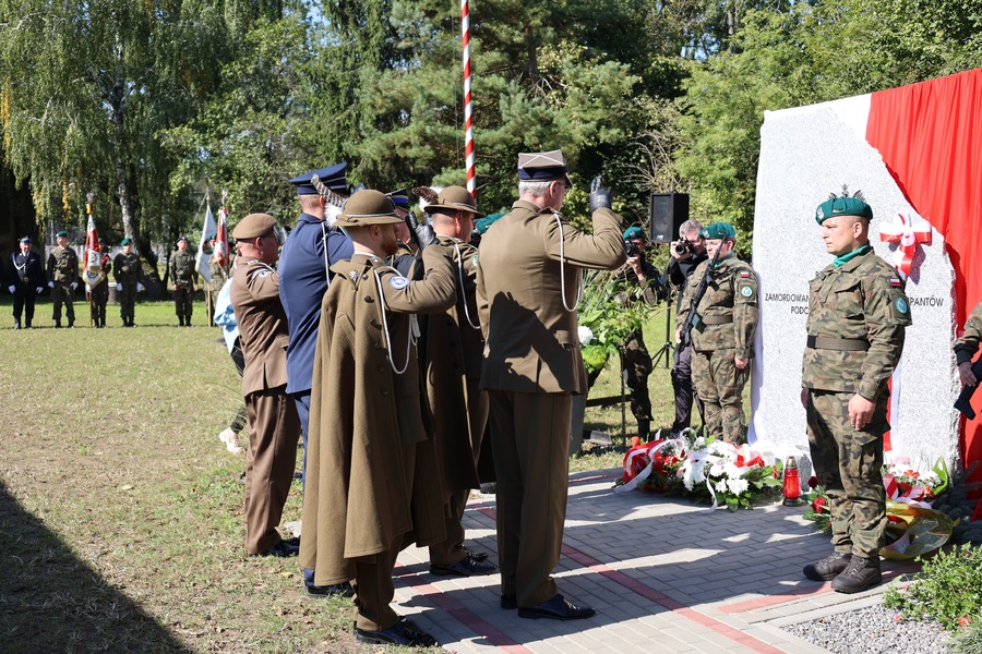 Odsłonięcie tablicy upamiętniającej ofiary pacyfikacji wsi Kidałowice – 20 września 2024. Fot. Grzegorz Leszczyński (IPN)