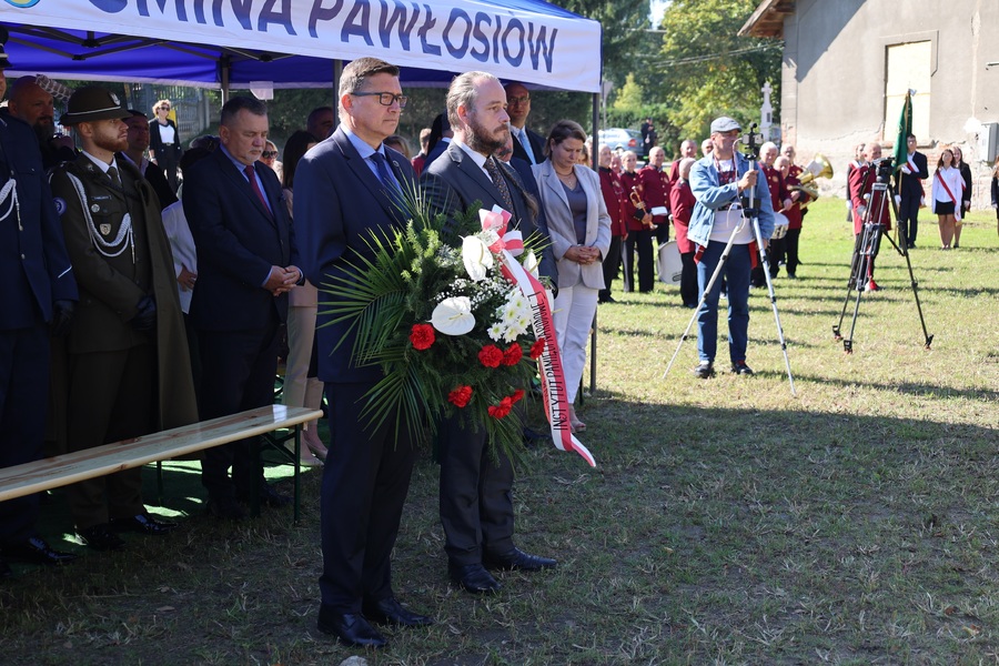 Odsłonięcie tablicy upamiętniającej ofiary pacyfikacji wsi Kidałowice – 20 września 2024. Fot. Grzegorz Leszczyński (IPN)