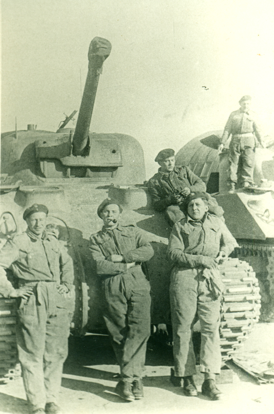 Jan Brzeski przy czołgu Sherman (siedzi na pojeżdzie). Zdjęcie ze zbiorów Jana Brzeskiego przekazane do Archiwum IPN.