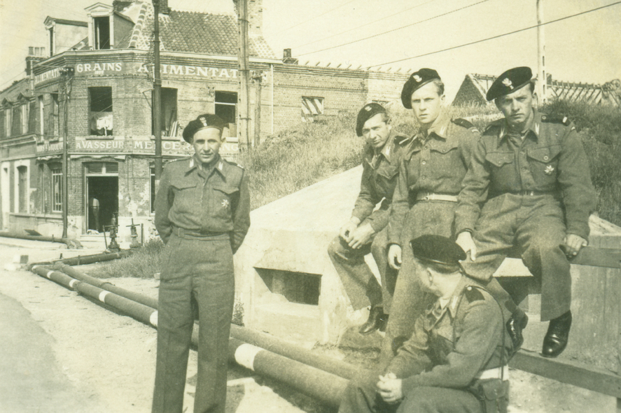 Jan Brzeski (pierwszy z prawej) w grupie żołnierzy 1 Dywizji Pancernej w Cean we Francji (1945 r.). Zdjęcie ze zbiorów Jana Brzeskiego przekazane do Archiwum IPN.