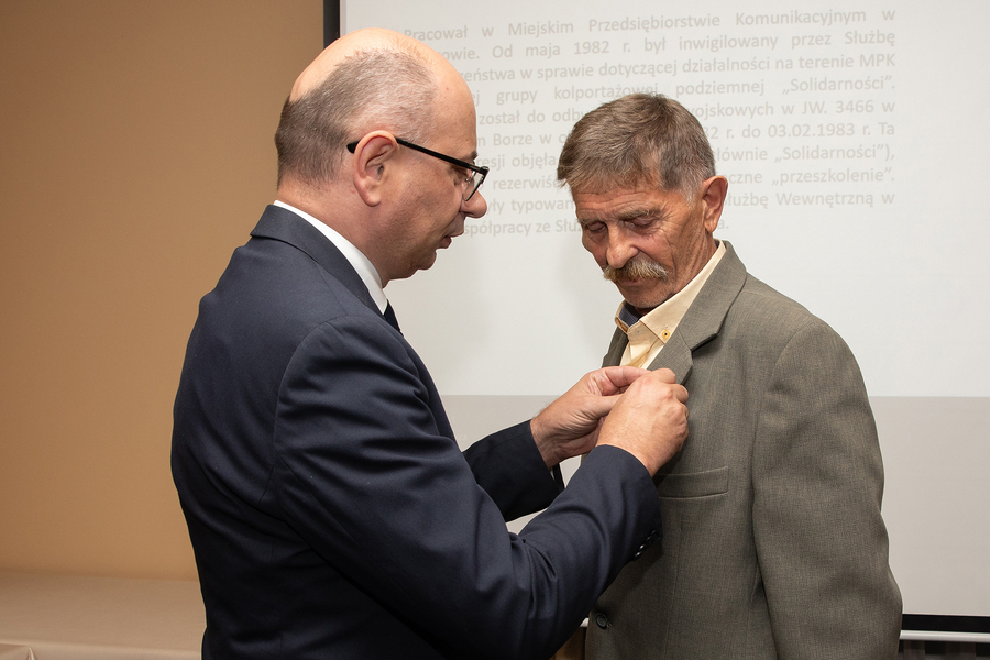 Dr Mateusz Szpytma i Janusz Czajkowski na uroczystości wręczenia Krzyży Wolności i Solidarności – Rzeszów, 11 października 2024. Fot. Igor Witowicz (IPN)