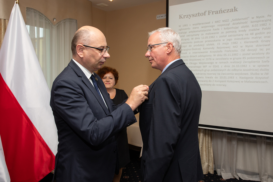 Dr Mateusz Szpytma i Krzysztof Frańczak na uroczystości wręczenia Krzyży Wolności i Solidarności – Rzeszów, 11 października 2024. Fot. Igor Witowicz (IPN)