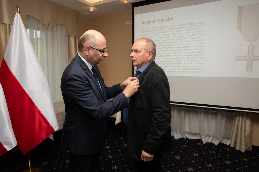 Dr Mateusz Szpytma i Bogdan Łuczka na uroczystości wręczenia Krzyży Wolności i Solidarności – Rzeszów, 11 października 2024. Fot. Igor Witowicz (IPN))