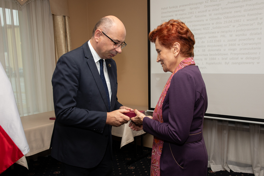 Dr Mateusz Szpytma i Zofia Pękala na uroczystości wręczenia Krzyży Wolności i Solidarności – Rzeszów, 11 października 2024. Fot. Igor Witowicz (IPN))