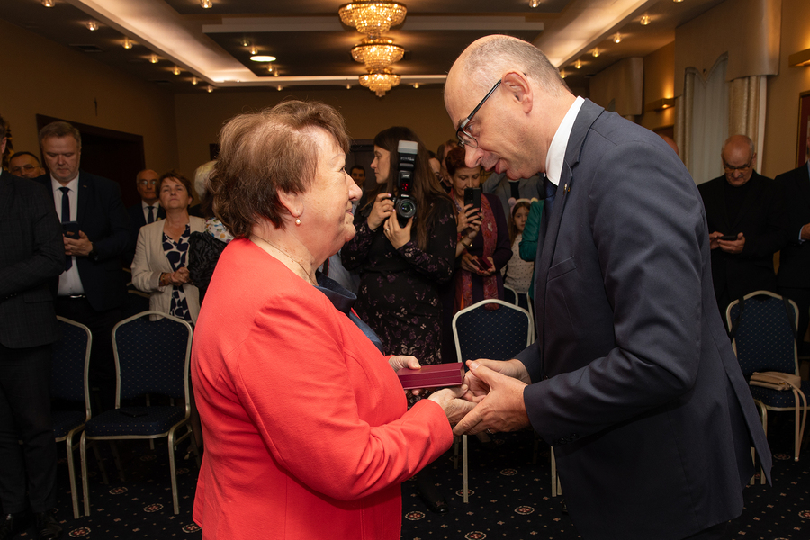 Dr Mateusz Szpytma i Hanna Piskorowska na uroczystości wręczenia Krzyży Wolności i Solidarności – Rzeszów, 11 października 2024. Fot. Igor Witowicz (IPN))