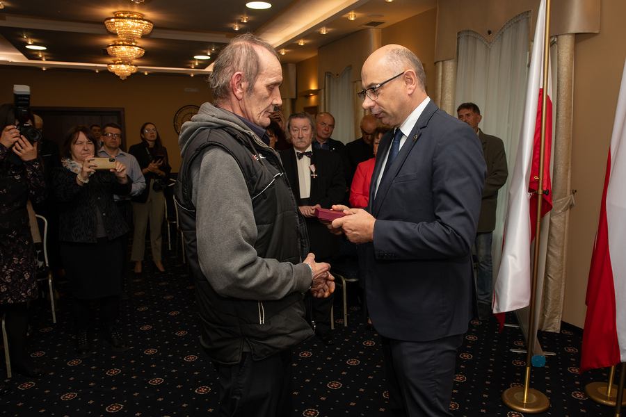 Dr Mateusz Szpytma i Zbigniew Zipser na uroczystości wręczenia Krzyży Wolności i Solidarności – Rzeszów, 11 października 2024. Fot. Igor Witowicz (IPN))