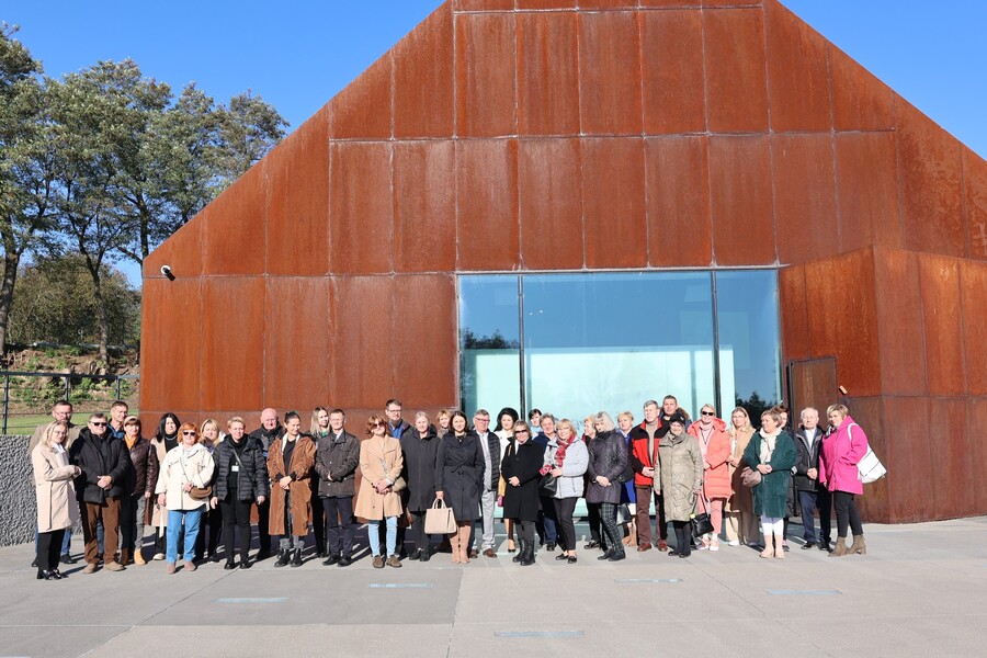Uczestnicy ogólnopolskiego zjazdu szkół noszących imię Wincentego Witosa z wizytą w Markowej, 18 października 2024. Fot. Katarzyna Gajda-Bator (IPN)