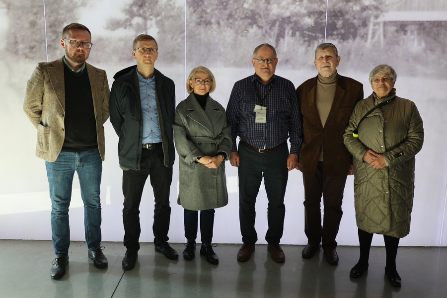 Uczestnicy ogólnopolskiego zjazdu szkół noszących imię Wincentego Witosa z wizytą w Markowej, 18 października 2024. Fot. Wojciech Hanus (IPN)