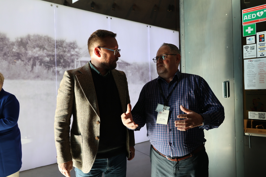 Uczestnicy ogólnopolskiego zjazdu szkół noszących imię Wincentego Witosa z wizytą w Markowej, 18 października 2024. Fot. Katarzyna Gajda-Bator (IPN)