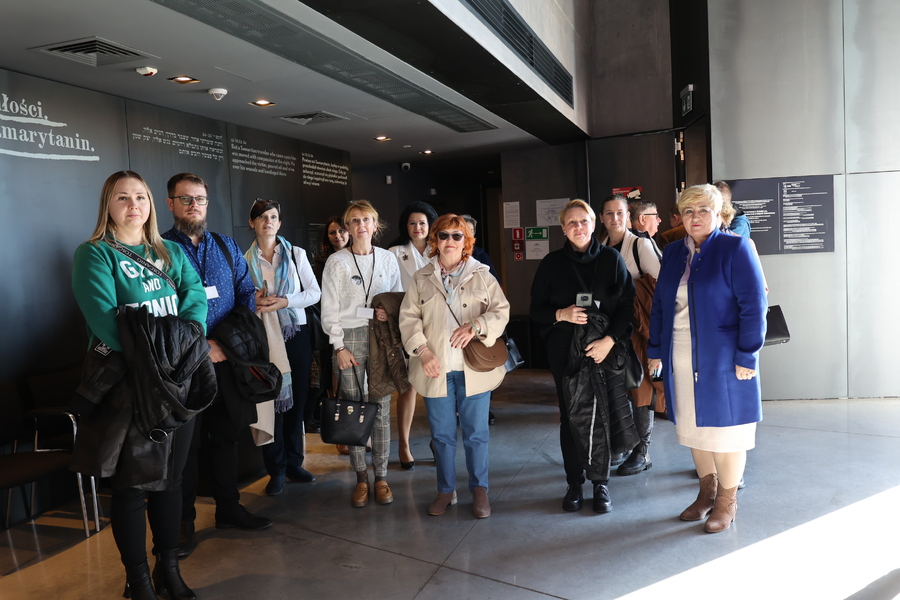 Uczestnicy ogólnopolskiego zjazdu szkół noszących imię Wincentego Witosa z wizytą w Markowej, 18 października 2024. Fot. Katarzyna Gajda-Bator (IPN)