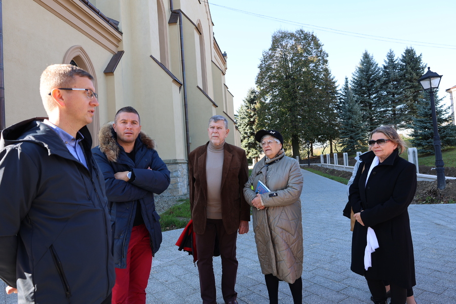 Uczestnicy ogólnopolskiego zjazdu szkół noszących imię Wincentego Witosa z wizytą w Markowej, 18 października 2024. Fot. Katarzyna Gajda-Bator (IPN)