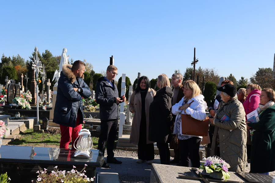 Uczestnicy ogólnopolskiego zjazdu szkół noszących imię Wincentego Witosa z wizytą w Markowej, 18 października 2024. Fot. Katarzyna Gajda-Bator (IPN)