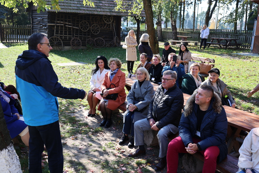 Uczestnicy ogólnopolskiego zjazdu szkół noszących imię Wincentego Witosa z wizytą w Markowej, 18 października 2024. Fot. Wojciech Hanus (IPN)