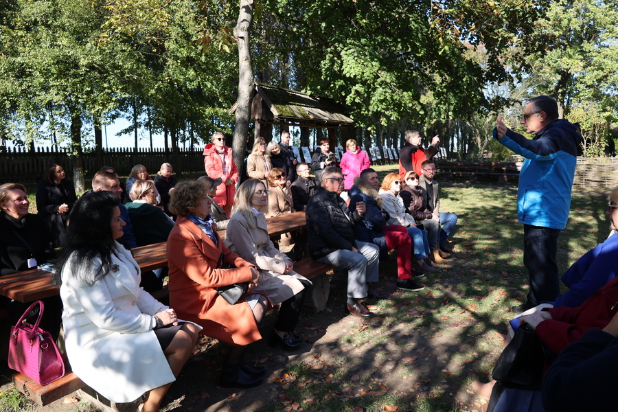 Uczestnicy ogólnopolskiego zjazdu szkół noszących imię Wincentego Witosa z wizytą w Markowej, 18 października 2024. Fot. Katarzyna Gajda-Bator (IPN)