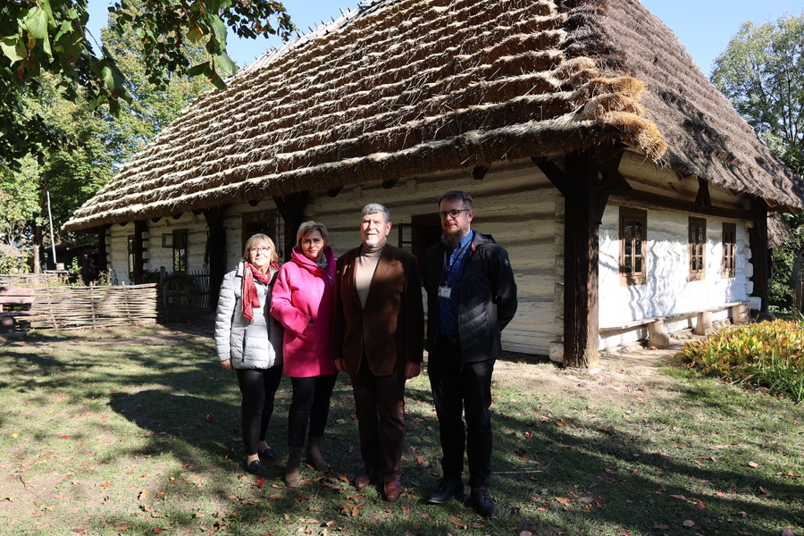 Uczestnicy ogólnopolskiego zjazdu szkół noszących imię Wincentego Witosa z wizytą w Markowej, 18 października 2024. Fot. Katarzyna Gajda-Bator (IPN)