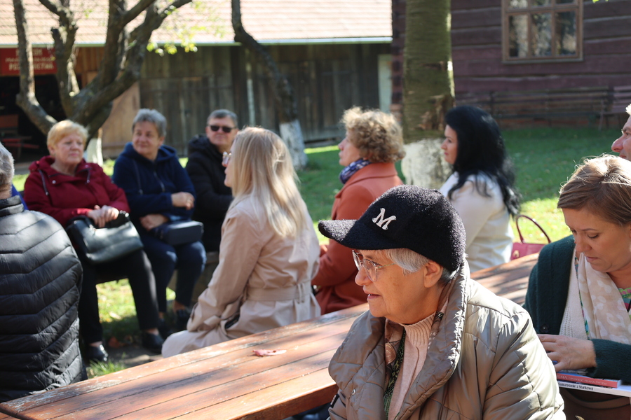 Uczestnicy ogólnopolskiego zjazdu szkół noszących imię Wincentego Witosa z wizytą w Markowej, 18 października 2024. Fot. Katarzyna Gajda-Bator (IPN)