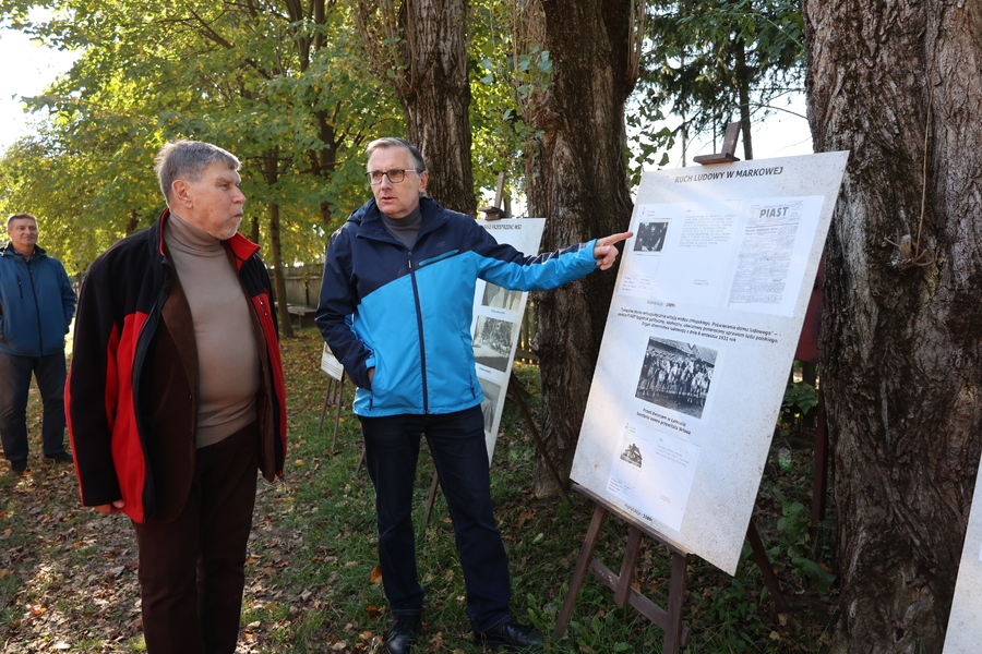 Uczestnicy ogólnopolskiego zjazdu szkół noszących imię Wincentego Witosa z wizytą w Markowej, 18 października 2024. Fot. Katarzyna Gajda-Bator (IPN)